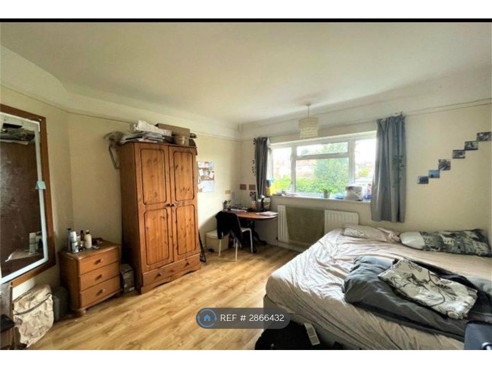 Property photo 3 of 11 Room 2