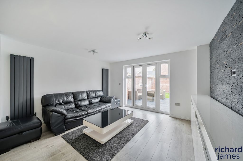 Property photo 3 of 20 9ce1E9A9799A4812957E69989042F663