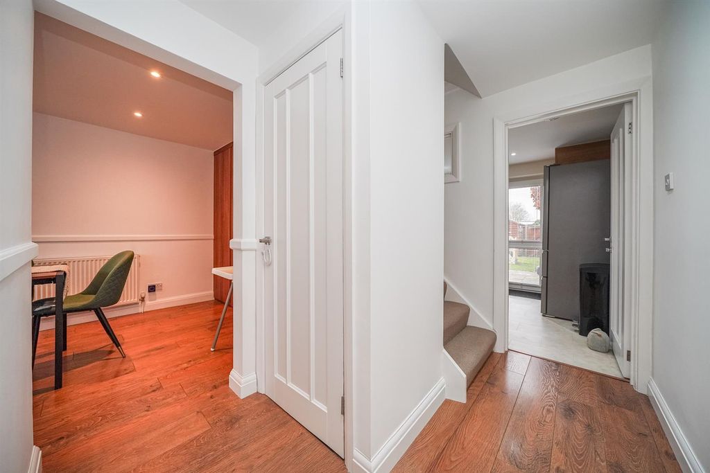 Property photo 2 of 16 29-Garland-Close-01567.Jpg