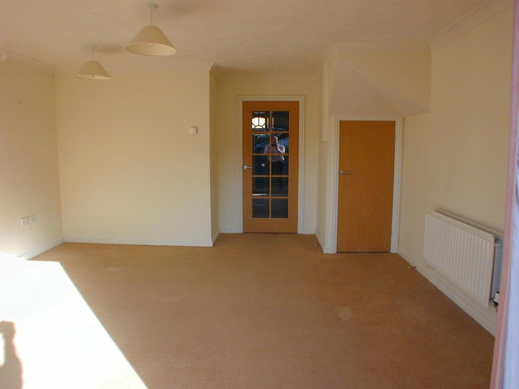 Property photo 2 of 11 Living Room