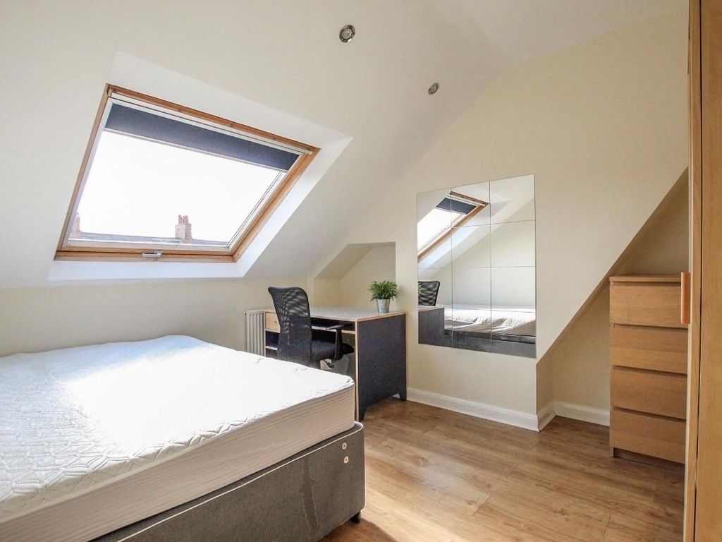 Property photo 3 of 12 Bed1.Jpg