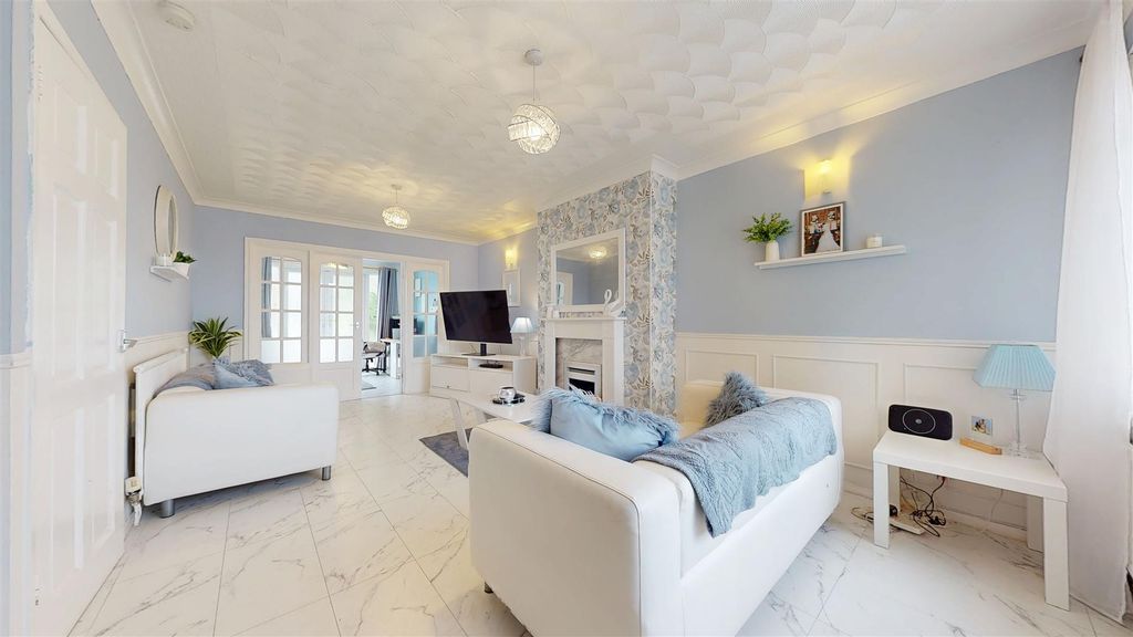 Property photo 3 of 24 Bosworth Road Living Room