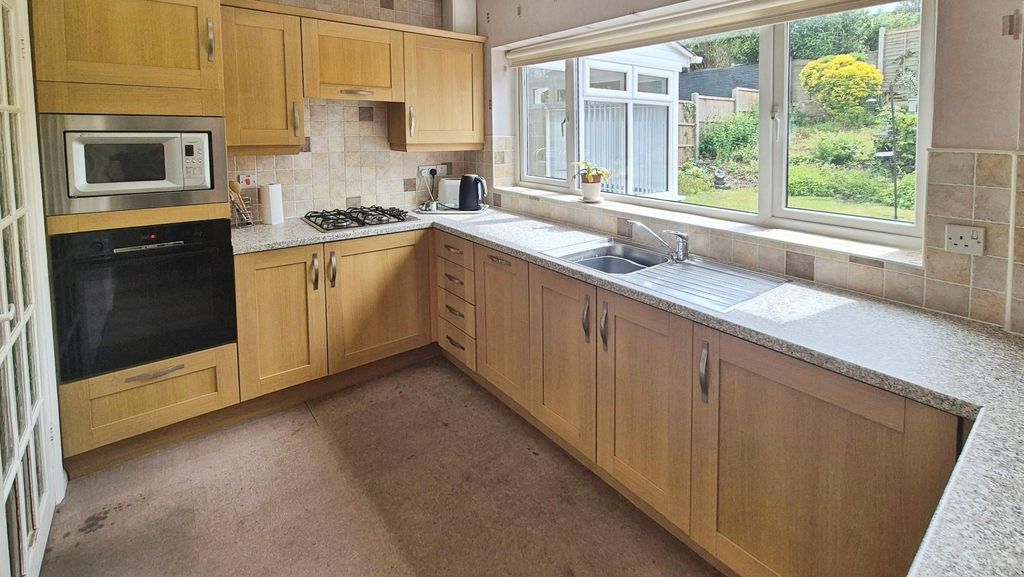 Property photo 3 of 25 Kitchen
