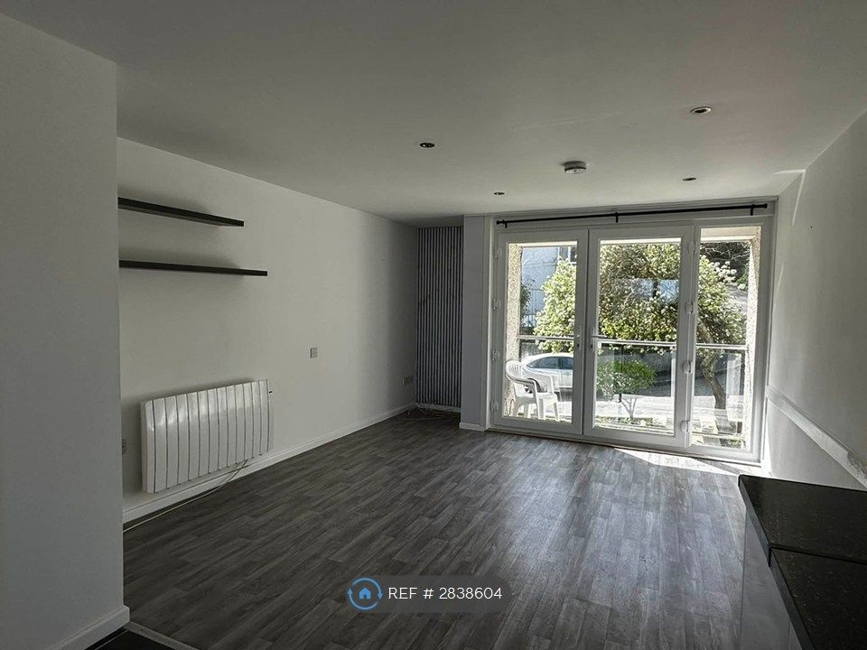 Property photo 1 of 14 Lounge