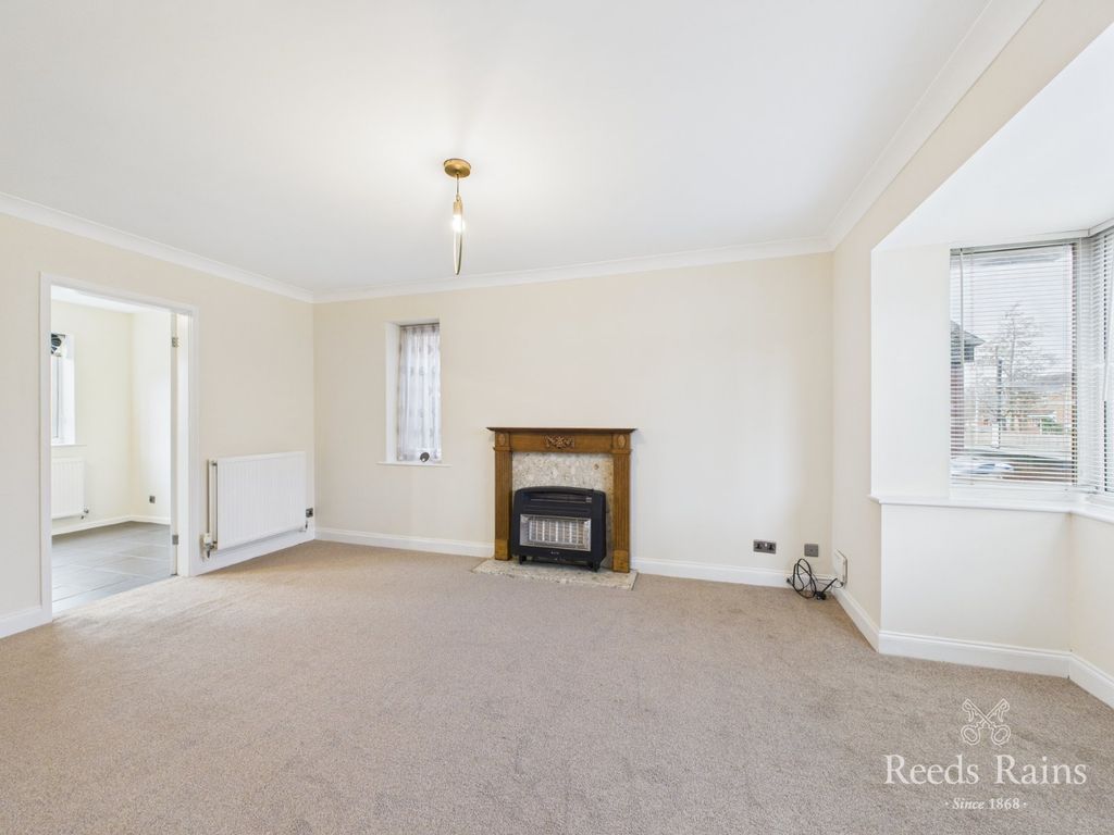 Property photo 2 of 21 Sitting Room