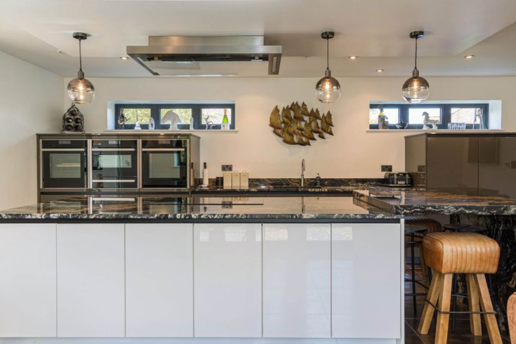 Property photo 3 of 23