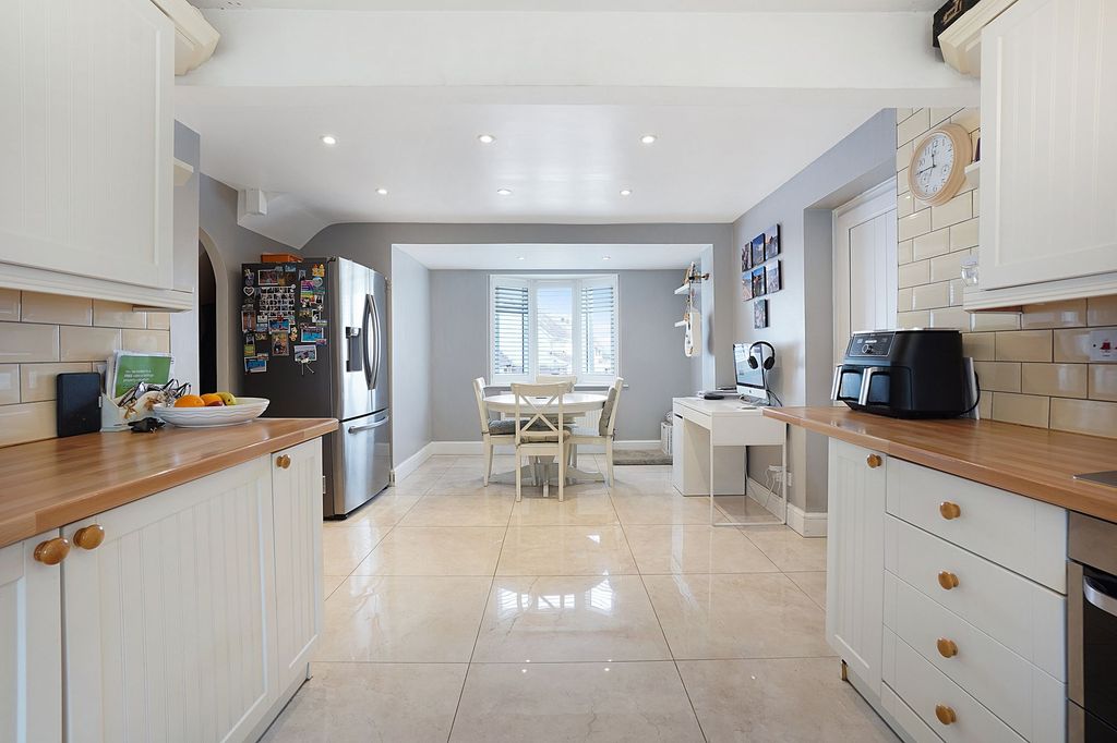 Property photo 3 of 27