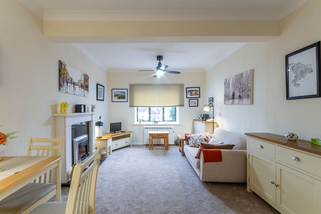 Property photo 1 of 10 Lounge