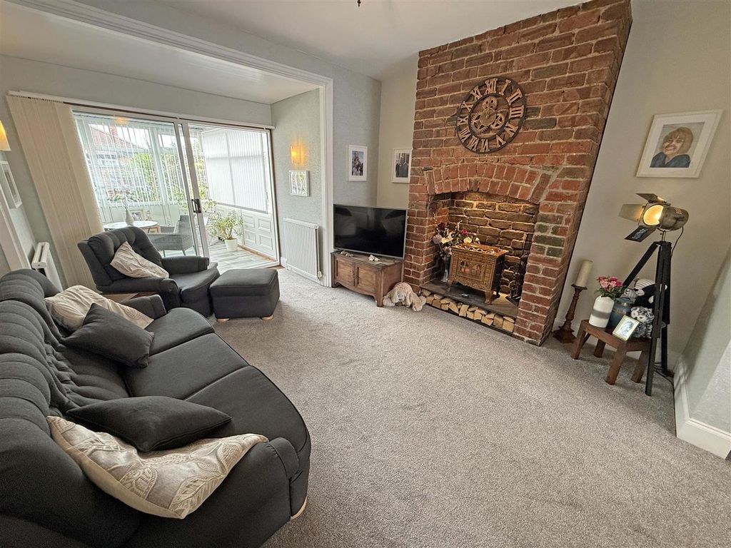 Property photo 2 of 17 Willoughby Rd Lounge.Jpg