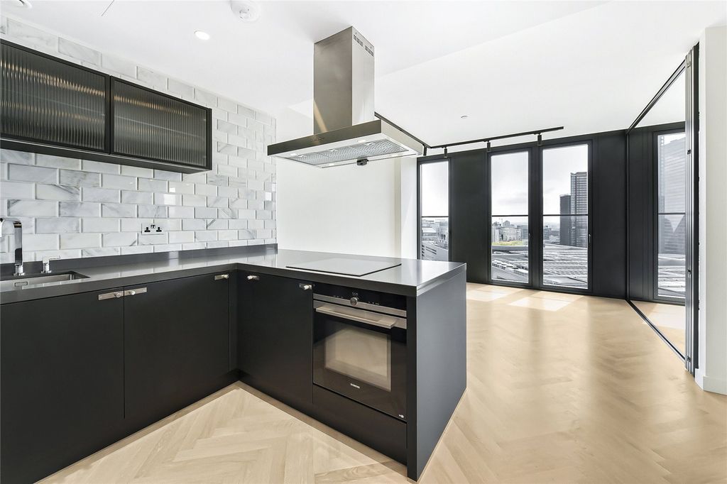 Property photo 2 of 17 One Crown Place