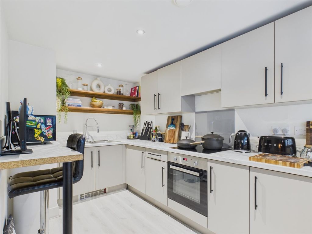 Property photo 3 of 18 Kitchen