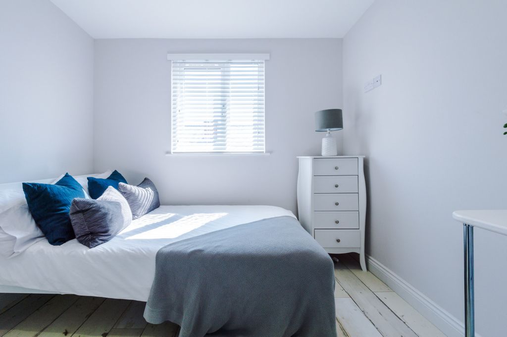 Property photo 3 of 42 27 Woodcroft Road Bedroom 2