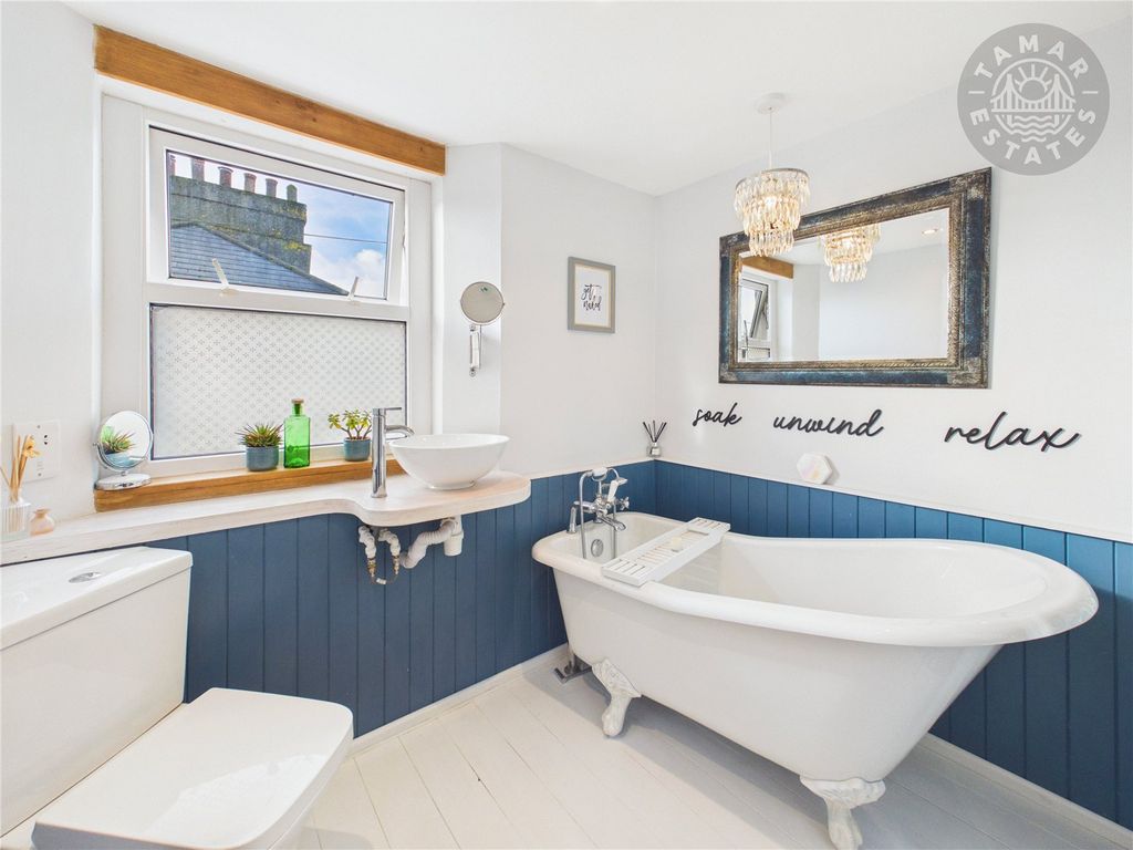 Property photo 2 of 24 Bathroom