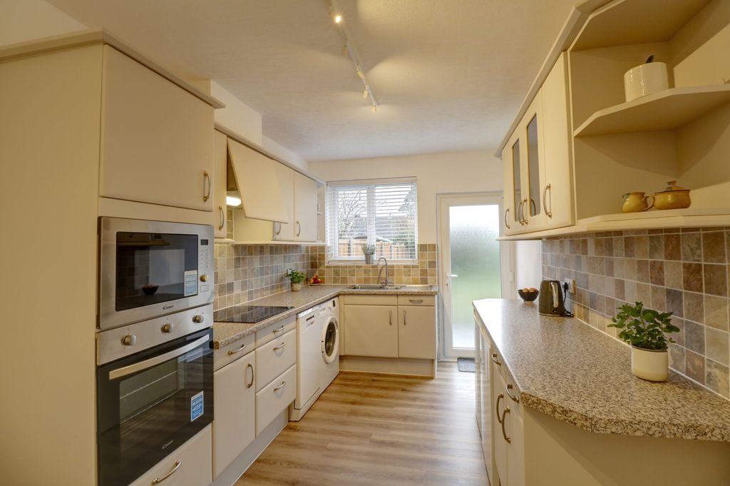 Property photo 3 of 21 Kitchen 1.1