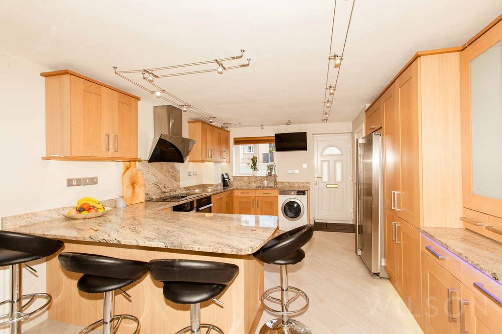 Property photo 3 of 32