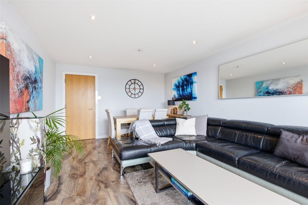 Property photo 3 of 12 Lounge