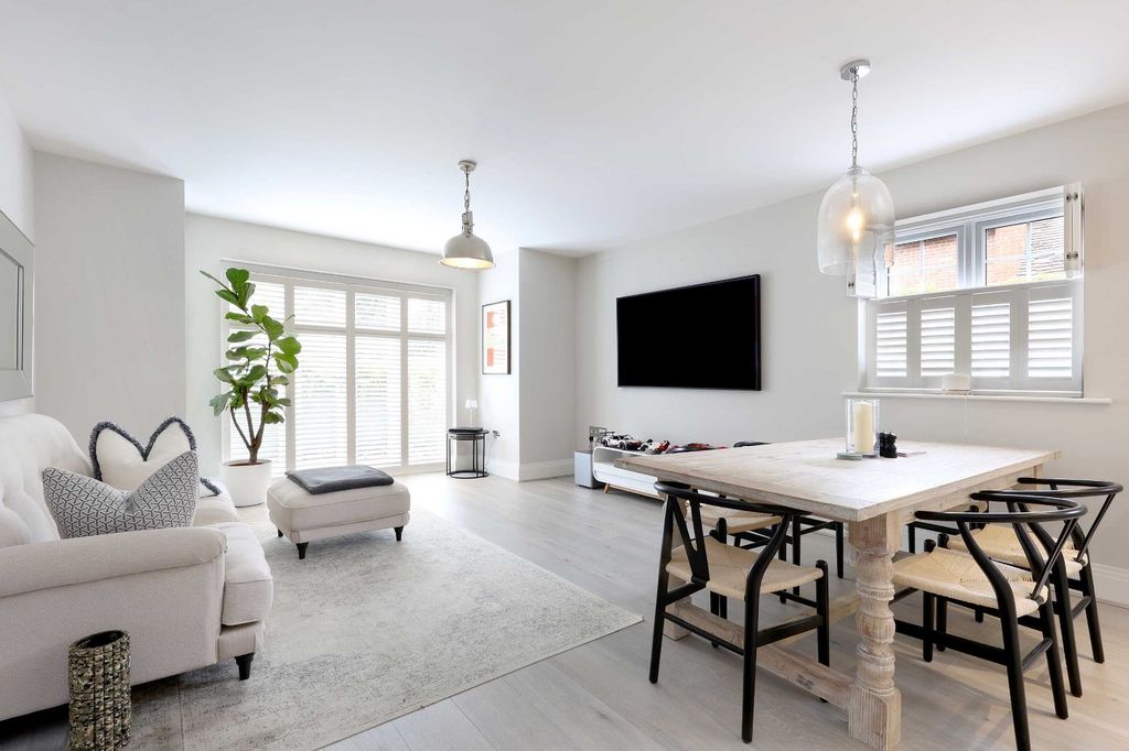 Additional image 7 of 2 bed flat for saleStation Road, Beaconsfield, Buckinghamshire HP9