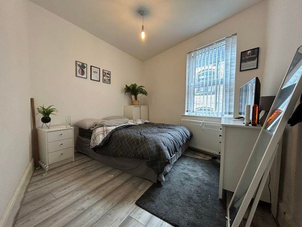 Property photo 1 of 9 A Bright And Tidy Double Bedroom Featuring Stylish...