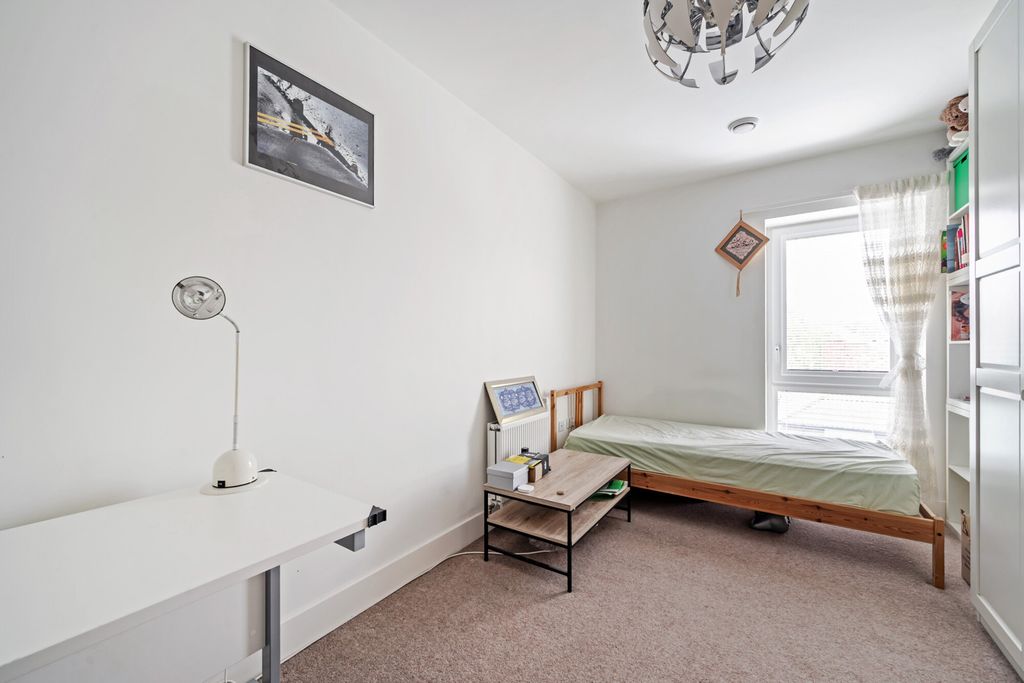 Property photo 3 of 16 1334819-10-6890Bc...