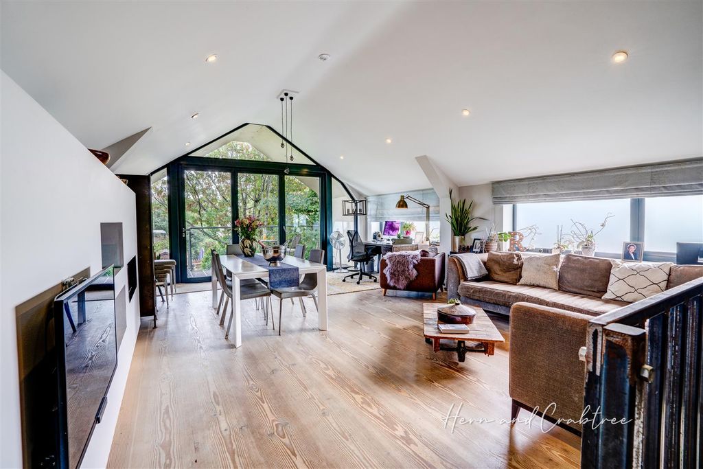 Property photo 2 of 62 Wyndham Road, Pontcanna, Herncrabtree (33).Jpg