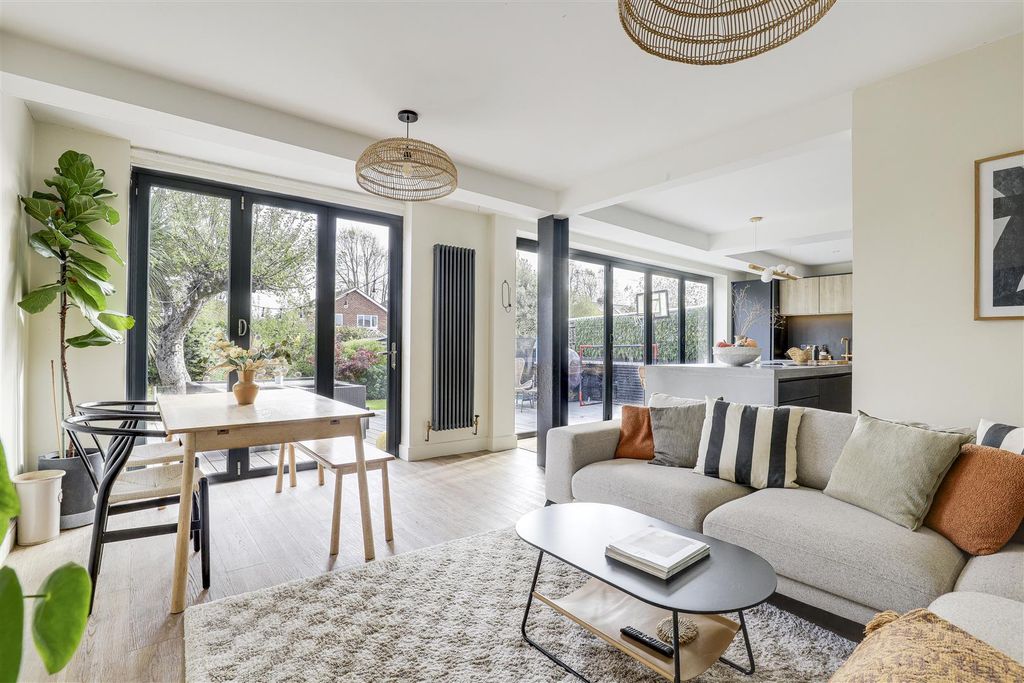 Property photo 2 of 40 11585.Jpg