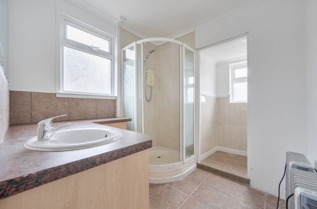 Property photo 3 of 9 Bathroom