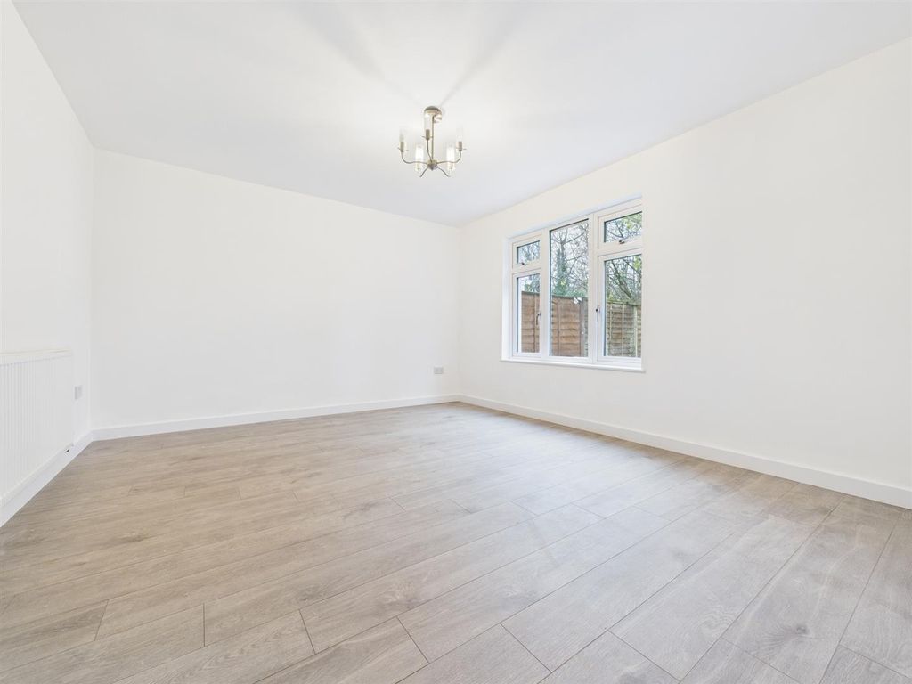 Property photo 3 of 11 Cam03975G0-Pr0147-Still023.Jpg