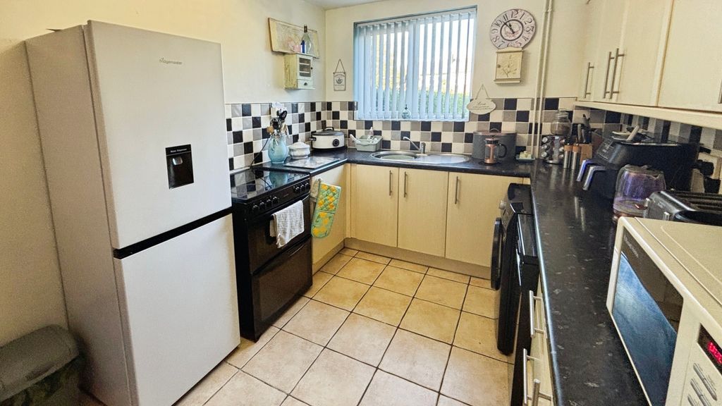 Property photo 3 of 10 Kitchen