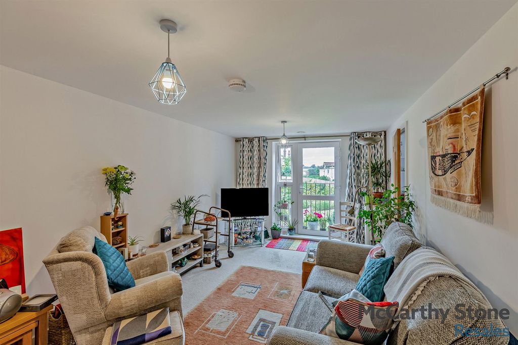 Property photo 2 of 30 8660042-Interior01-800.Jpg