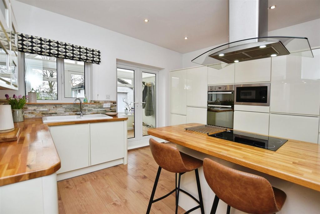 Property photo 2 of 31