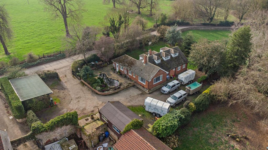 Property photo 3 of 38 8681902-Exterior01-800.Jpg