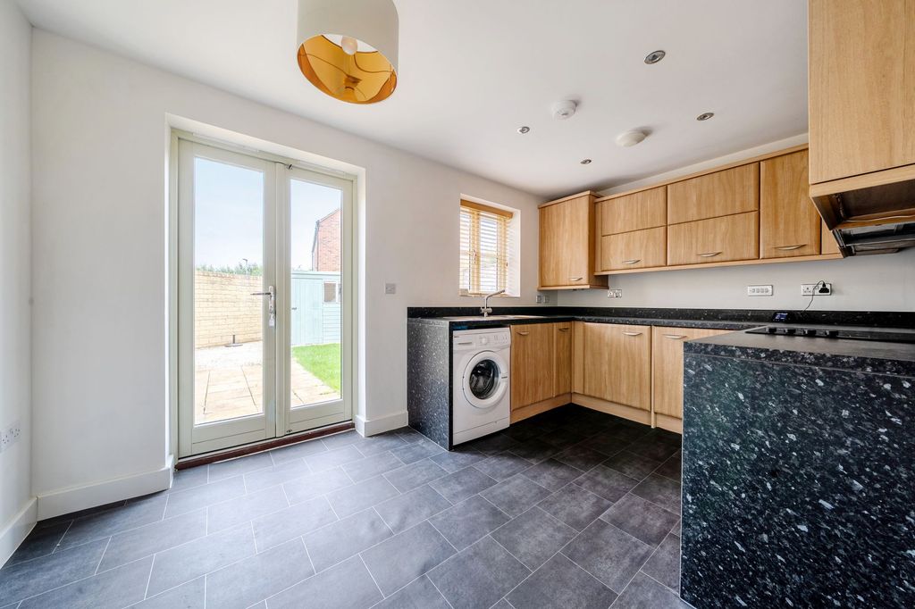 Property photo 3 of 11 Kitchen