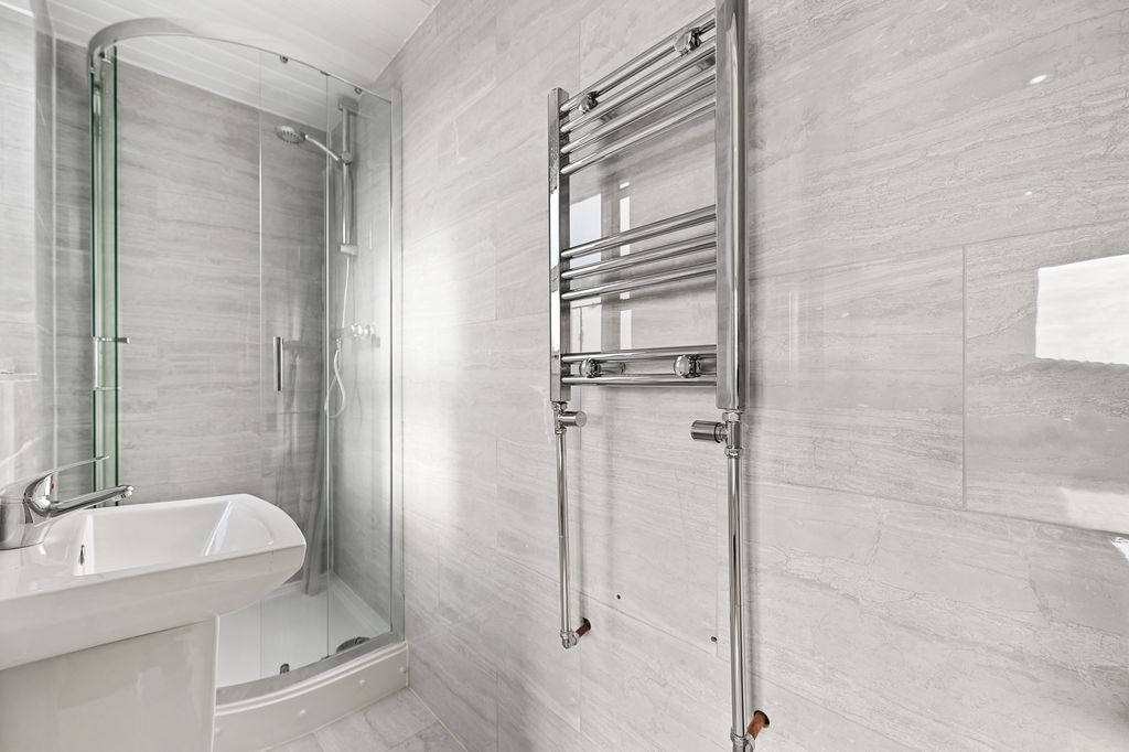 Property photo 2 of 8 Cs - 1 Clifton Road - Room 5 Ensuite3 (1)