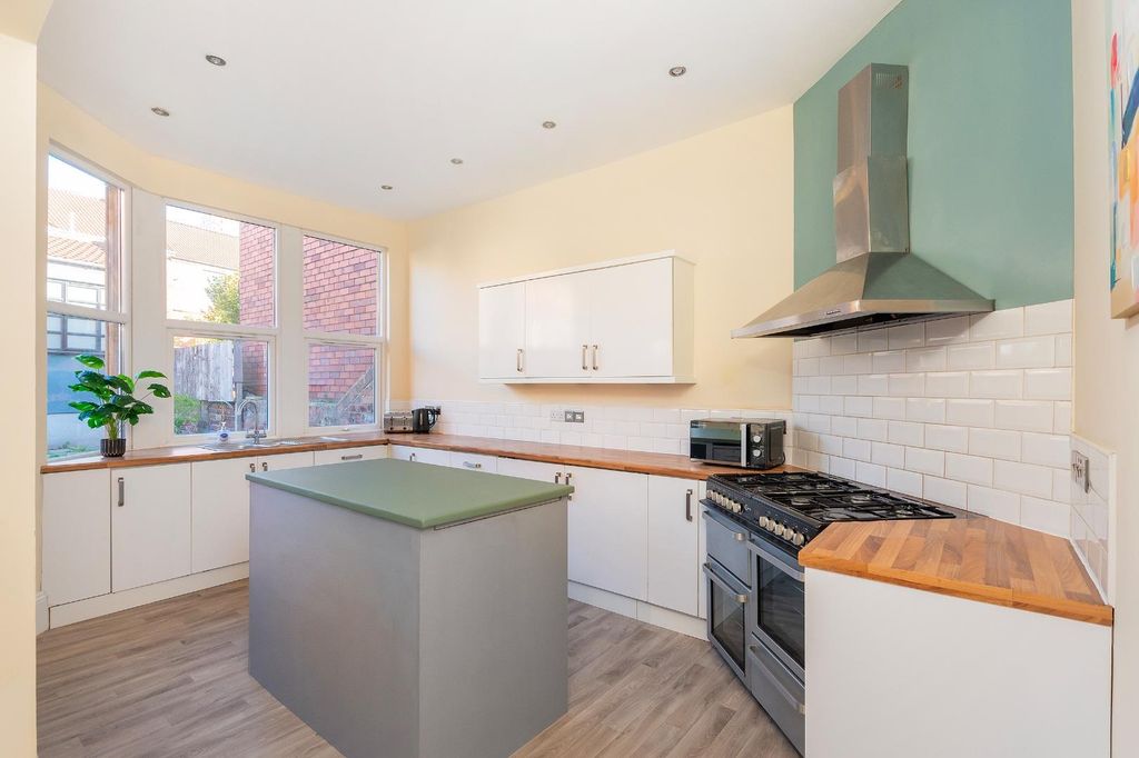 Property photo 3 of 23 2S7J0Lbr - Kitchen C.Jpg