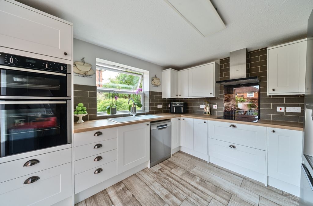 Property photo 3 of 24 1302253-16-6846B5A3c0A6B-Arw-1