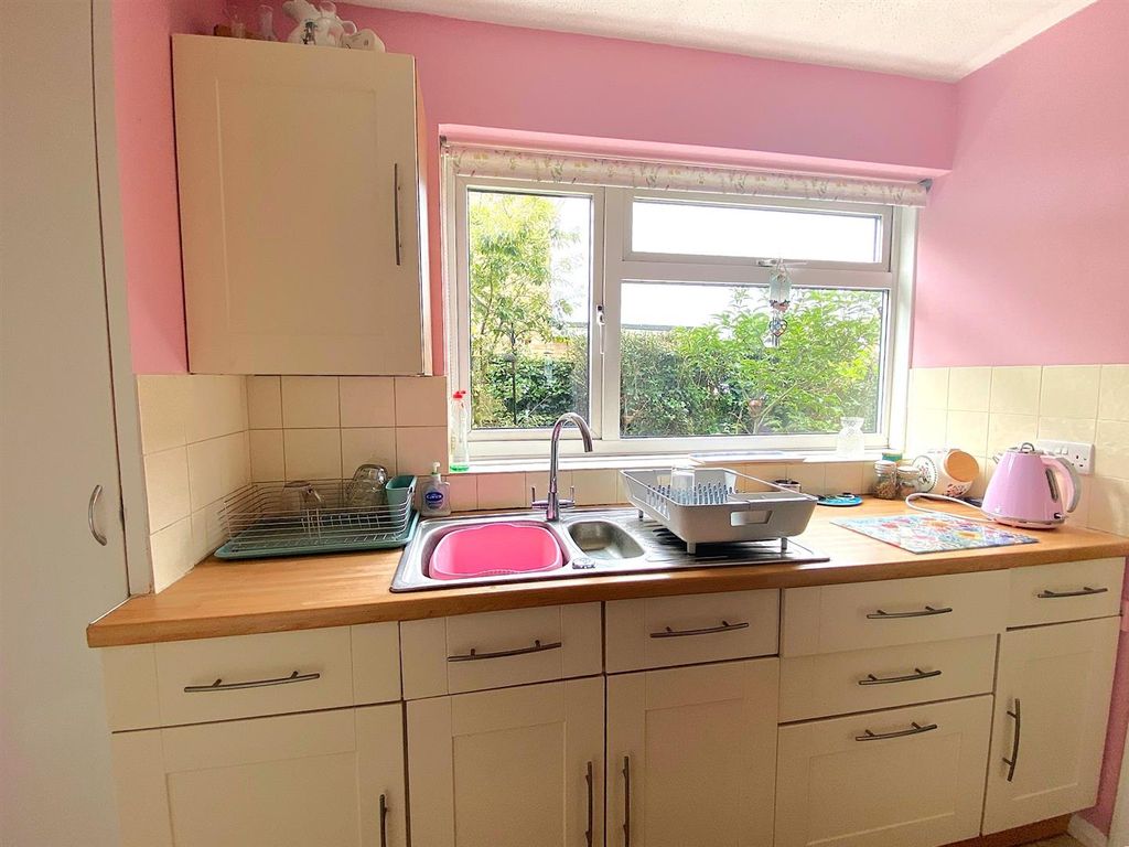 Property photo 2 of 17 60 Gwyneth Grove - Kitchen1.Jpg