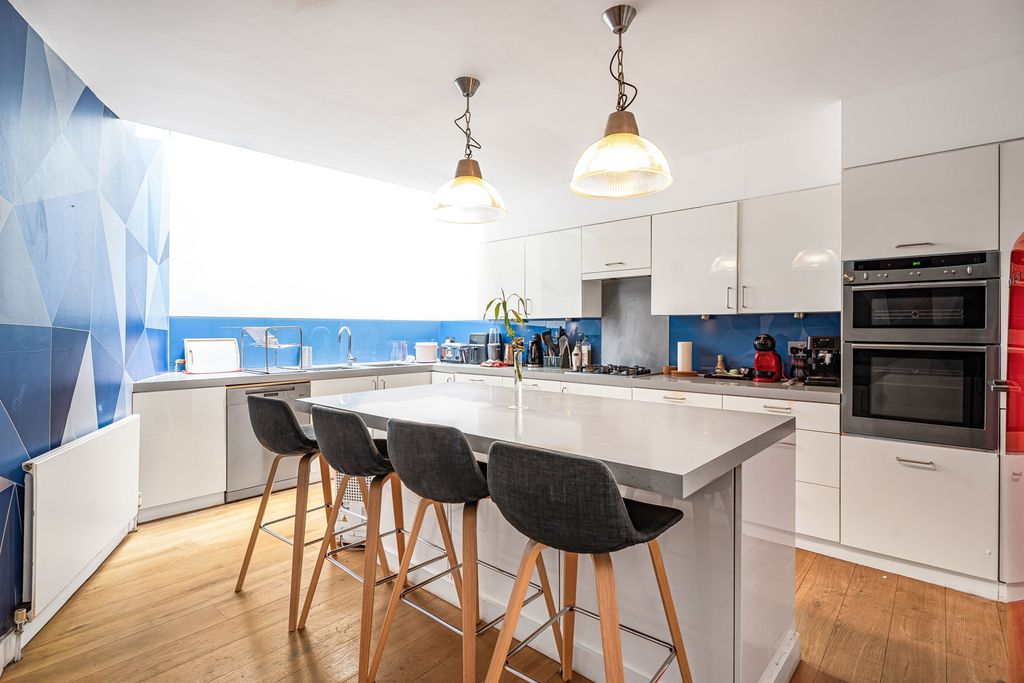 Property photo 3 of 19 Kitchen