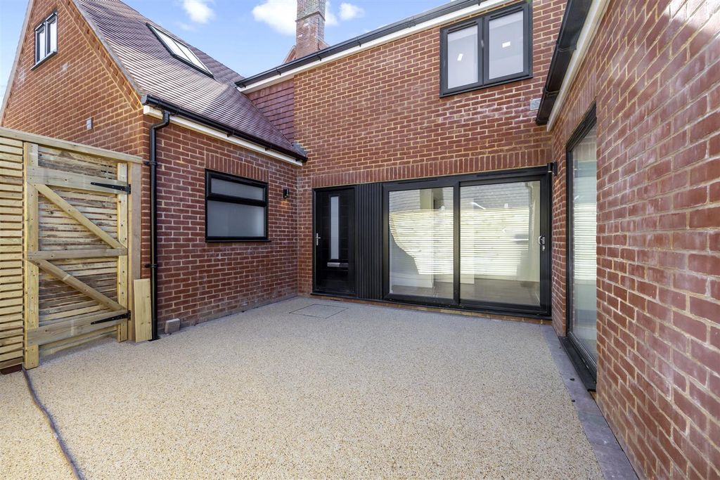 Property photo 1 of 16 Northcourt Road, Northcourt House-027.Jpg