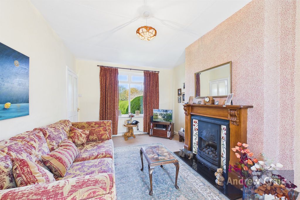 Property photo 2 of 17 Lounge