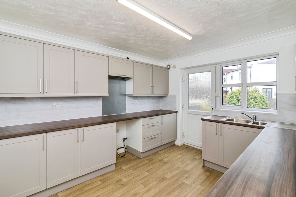 Property photo 3 of 15 Kitchen