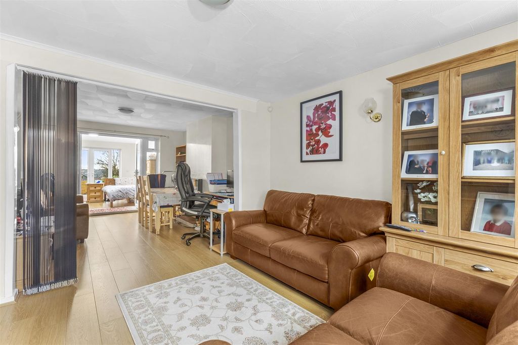 Property photo 2 of 15 Lounge