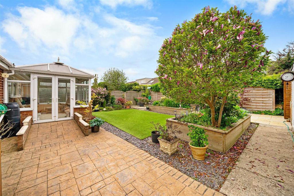 Property photo 2 of 21 Garden