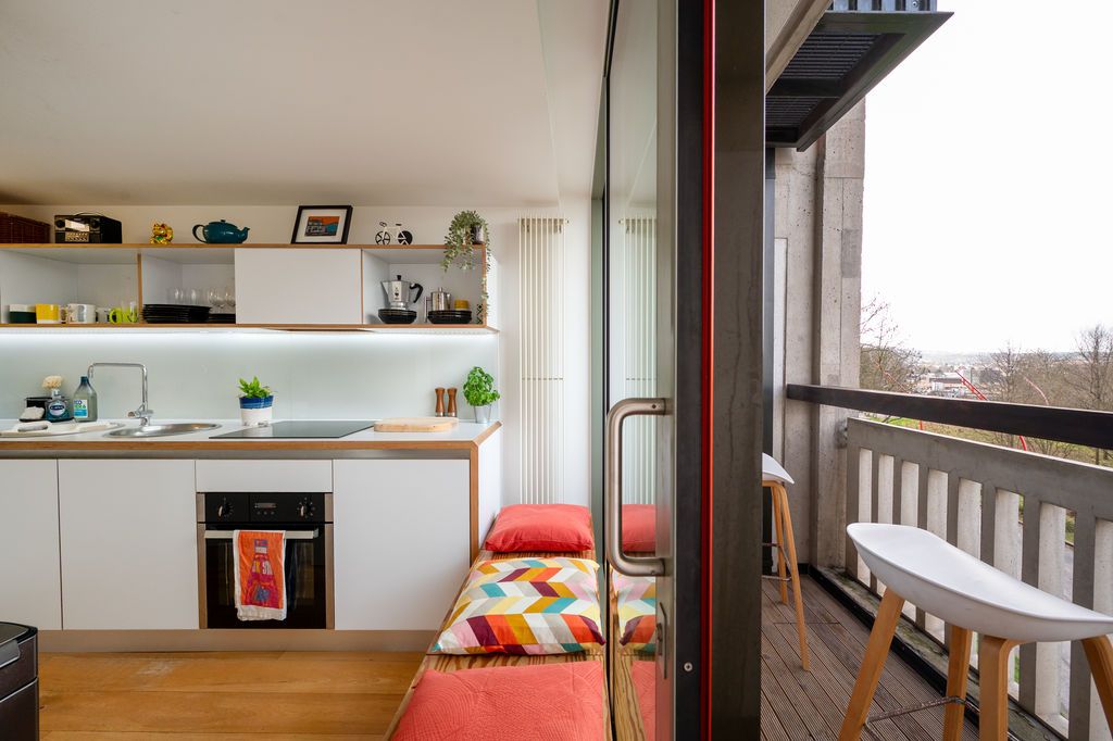 Property photo 3 of 34 Kitchen / Balcony