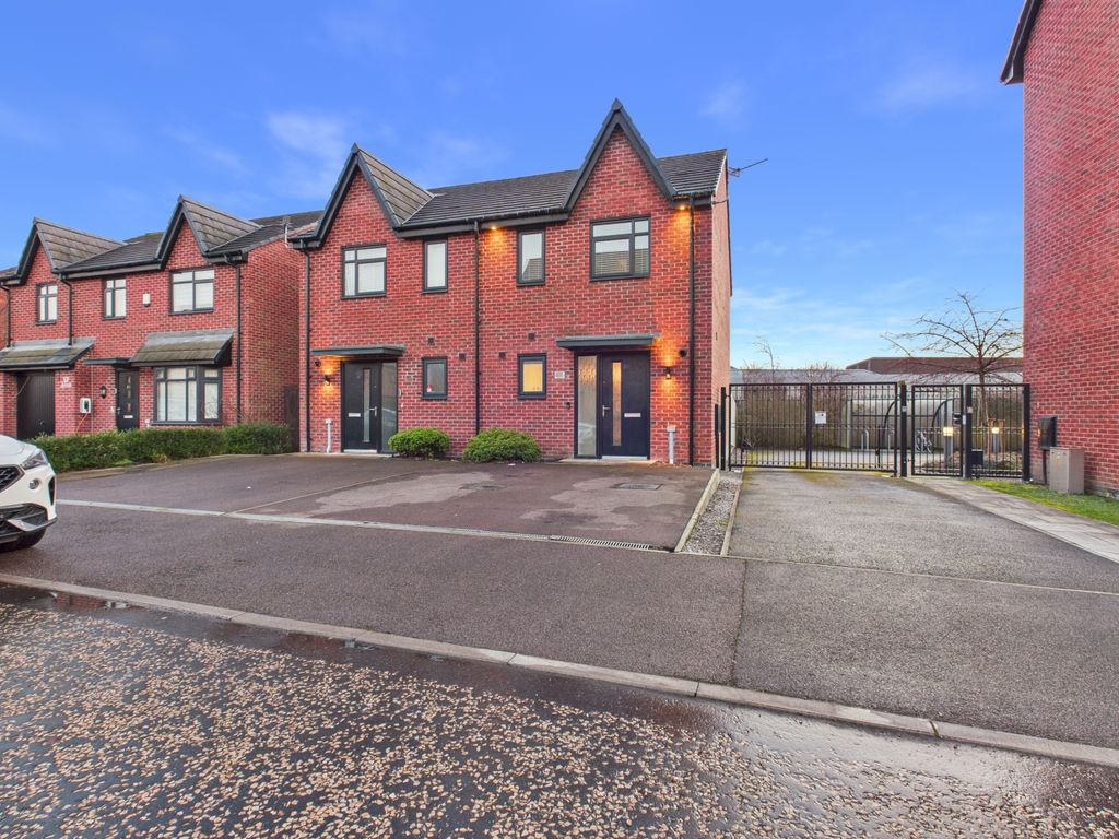 Property photo 2 of 17 Cam03729G0-Pr0215-Still019