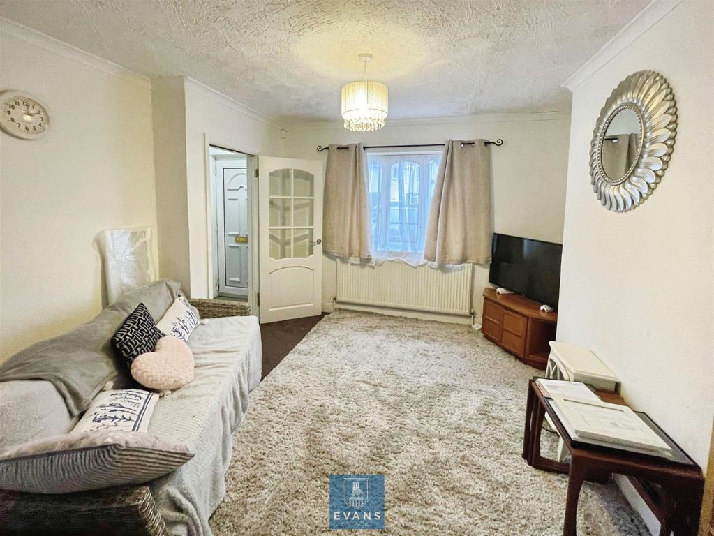 Property photo 3 of 11 Living Room