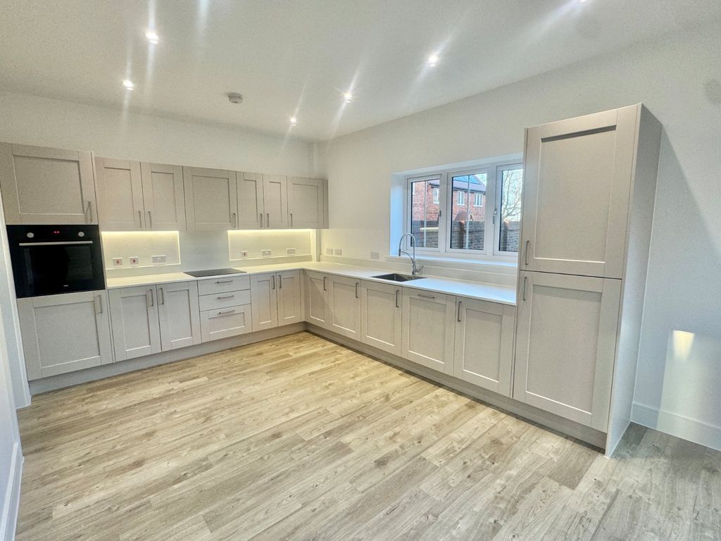 Property photo 3 of 17 Kitchen