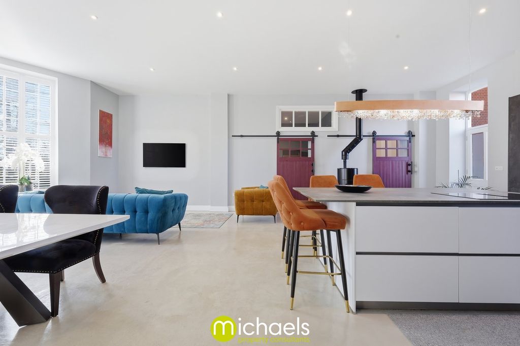 Property photo 2 of 39