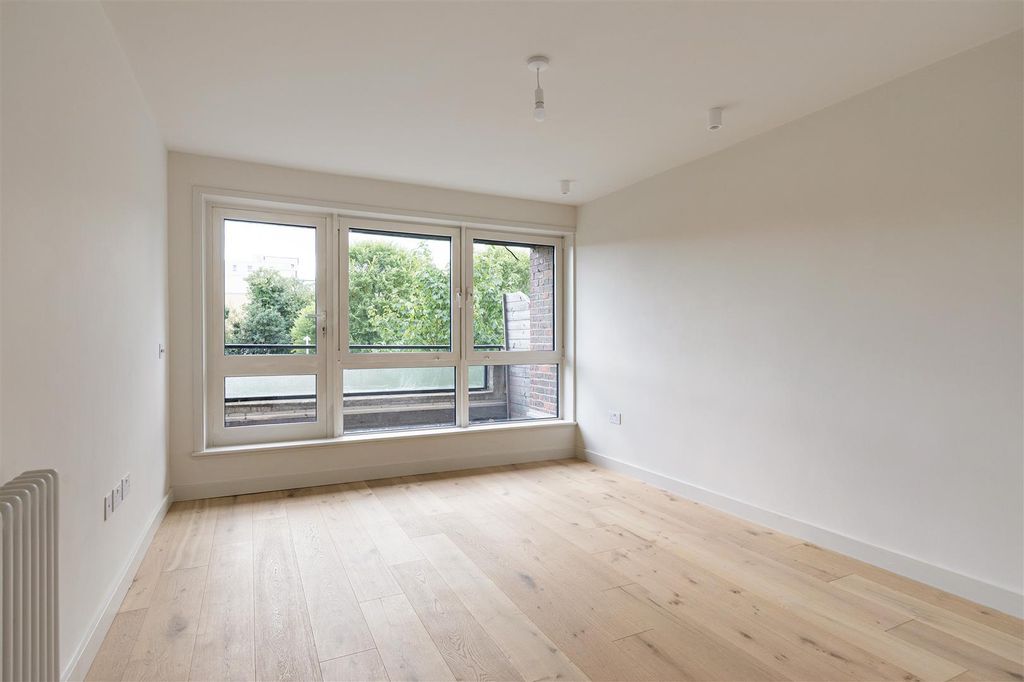 Property photo 2 of 31 Churchfields, E18