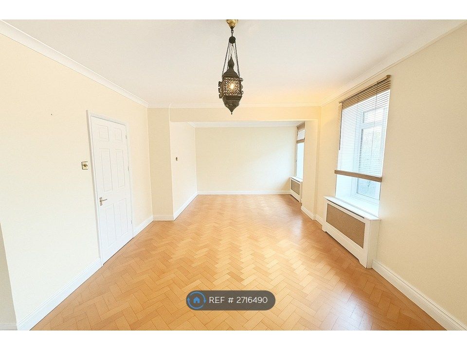 Property photo 3 of 8 Lounge