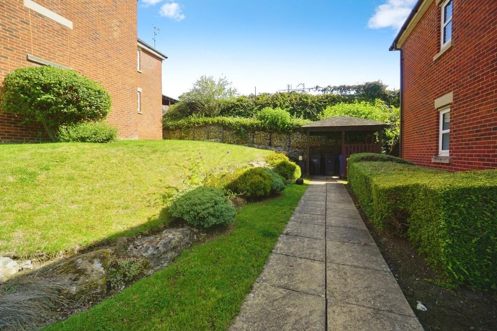 Property photo 1 of 26 Communal Gardens